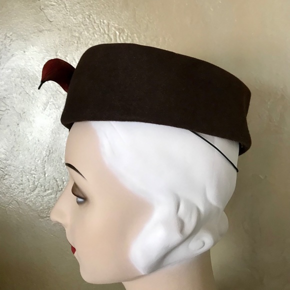 STUNNING 1940s BROWN FELT TOQUE WITH FEATHER BIRD TRIM main image 5